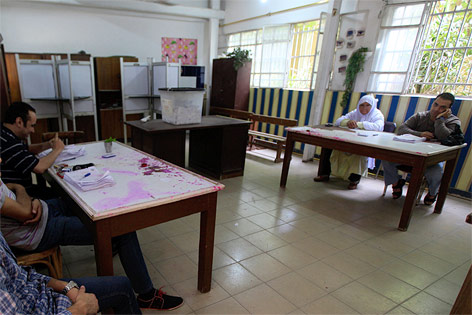 © Reuters/Amr Dalsh Wahlhelfer in einem Wahllokal in Kairo