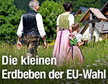 Eine Familie in Tracht nach der Stimmabgabe in ihrem Wahllokal