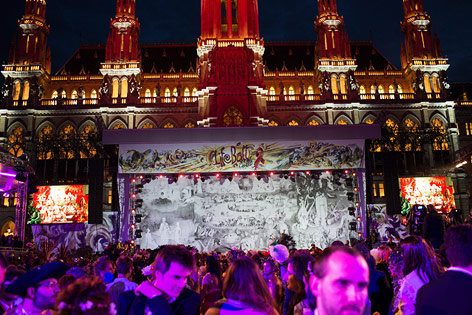 © ORF.at/Roland Winkler Life-Ball-Besucher in schillernden Kostümen