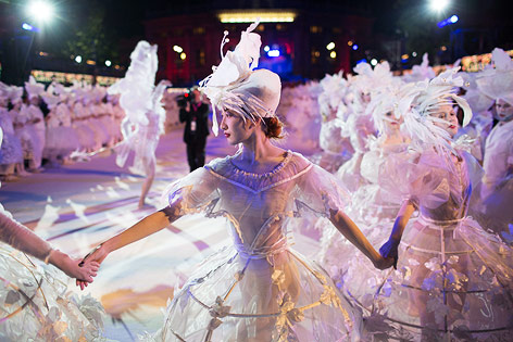 © ORF.at/Roland Winkler Life-Ball-Besucher in schillernden Kostümen