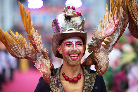 © ORF.at/Roland Winkler Life-Ball-Besucher in schillernden Kostümen