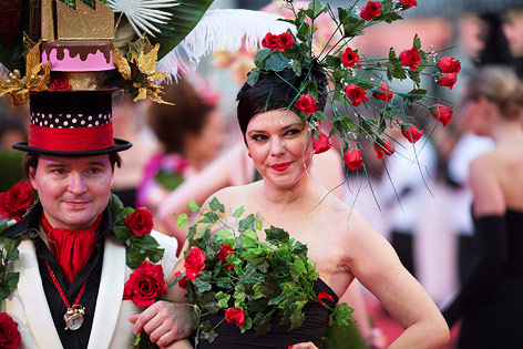 © ORF.at/Roland Winkler Life-Ball-Besucher in schillernden Kostümen