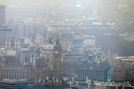 © AP/Lefteris Pitarakis Smog in London