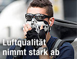 Mann mit Atemschutzmaske