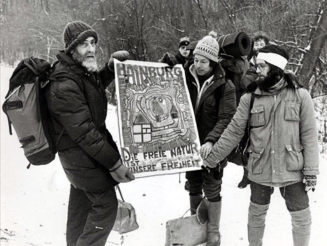 Friedensreich Hundertwasser bei der Aubesetzung im Dezember 1984