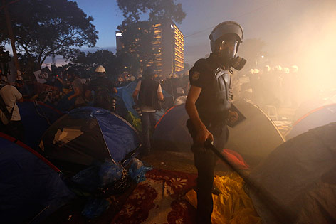© Reuters/Yannis Behrakis Polizist beim Räumen vom Gezi-Park