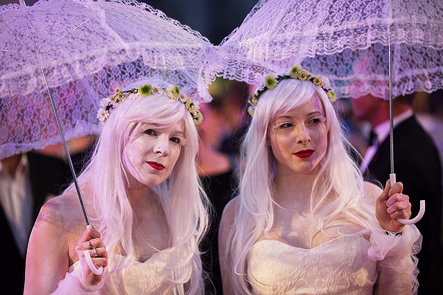 © ORF.at/Roland Winkler Life-Ball-Besucher in schillernden Kostümen