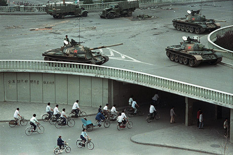 © AP/Terril Jones Panzer und Zivilisten auf Rädern beim Tiananmen-Massaker 1989
