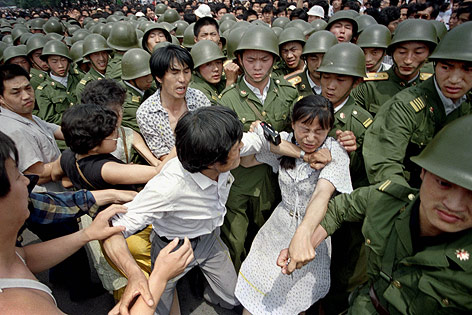 © AP/Terril Jones Soldaten und Zivilisten bei einer Auseinandersetzung beim Tiananmen-Massaker 1989