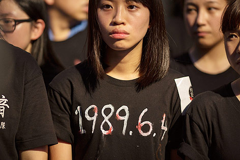 © APA/EPA/Jerome Favre Frau trägt ein schwarzes Shirt mit der Aufschrift "1989/4/6"