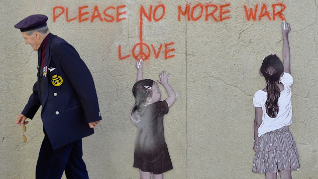 Veteran vor Peace-Graffiti