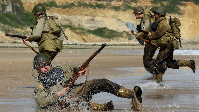 Nachgespielte Landung der Soldaten am D-Day