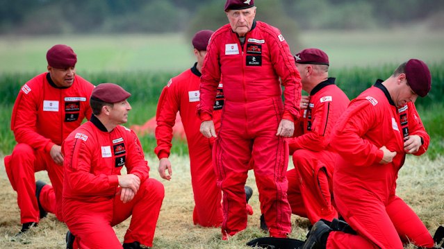 Veteran als Fallschirmspringer am D-Day Gedenktag

