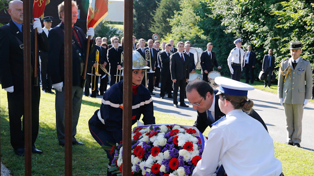 Frankreichs Präsident Hollande bei der Kranzniederlegung zu den D-Day Gedenkfeiern