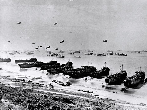 © AP Schiffe der Alliierten am Omaha Beach in der Normandie