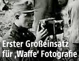 Kriegsphotograph inmitten einer Häuserruine, St. Peter bei Görz, Isonzofront, Oktober 1917