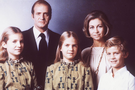 © AP Archivbild der spanischen Königsfamilie mit Prinzessin Elena, König Juan Carlos I., Prinzessin Christina, Königin Sofia and Kronzprinz Felipe