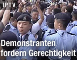 Polizisten vor Demonstranten