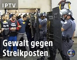 Polizisten schlagen sich mit Streikenden
