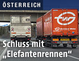 Ein Lkw überholt einen anderen Lkw auf der Autobahn