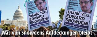 US-Bürger vor dem Weißen Haus mit Edward-Snowden-Schildern