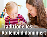 Mutter zeichnet mit Kind