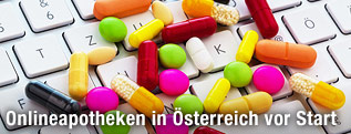 Tabletten liegen auf einer Tastatur