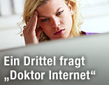 Frau greift sich w&auml;hrend der Internetrecherche auf ihre Schlefe