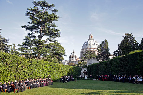 © Reuters/Max Rossi Papst Franziskus mit Israels Präsidenten Schimon Peres und Palästinenser-Präsident Mahmud Abbas im garten des Vatikan
