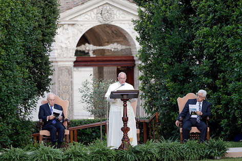 © Reuters/Max Rossi Papst Franziskus mit Israels Präsidenten Schimon Peres und Palästinenser-Präsident Mahmud Abbas im garten des Vatikan