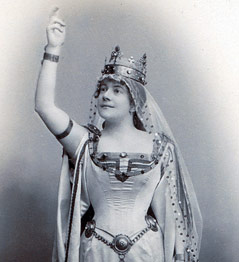 Pauline Strauss als Sängerin Pauline de Ahna in der Oper Guntram