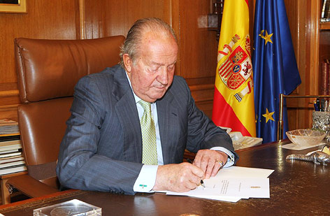 © AP/Spanish Royal Palace Spaniens König Juan Carlos unterzeichnet ein Dokument