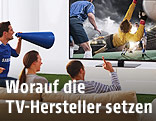 Fans vor einem UHD-Fernseher mit einer Fußballszene
