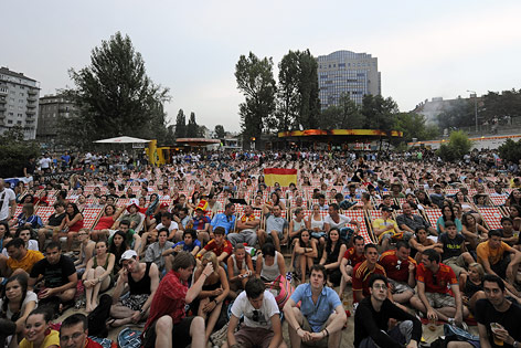 © APA/Herbert P. Oczeret Public Viewing in der Strandbar Herrmann