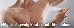 Ein Mann verwendet einen Deospray