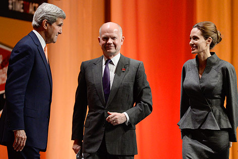 © APA/EPA/Facundo Arrizabalaga John Kerry, William Hague und Angelina Jolie