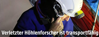 Retter kommunizieren am Eingang der Riesending-Schachth&ouml;hle am Untersberg