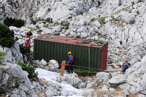 © APA/dpa/BRK BGL Container als Schutz vor schlechtem Wetter für die Einsatzkräfte