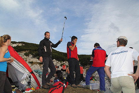 © APA/dpa/BRK BGL Retter kommunizieren am Eingang der Riesending-Schachthöhle am Untersberg