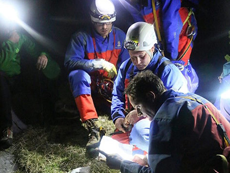 © APA/EPA/Bavarian Red Cross Rettungskräfte in der Höhle