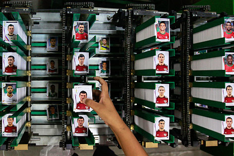 © Reuters/Paulo Whitaker Produktion der Panini-Sticker