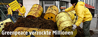 Greenpeace-Aktivisten mit Atomm&uuml;llf&auml;ssern