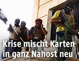 Maskierte und bewaffnete Kämpfer der sunnitischen Jihadistengruppe Islamischer Staat im Irak und der Levante (ISIL)