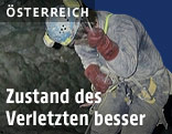 Helfer seilt sich ab
