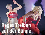 Miley Cyrus mit einer Tänzerin