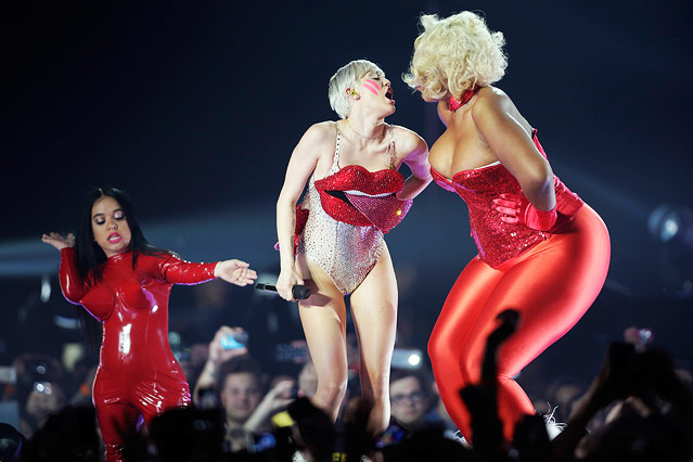 © APA/EPA/Georg Hochmuth Miley Cyrus mit einer Tänzerin