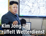 Der nordkoreanischer Diktator Kim Jong Un gibt den Metereologen Anweisungen