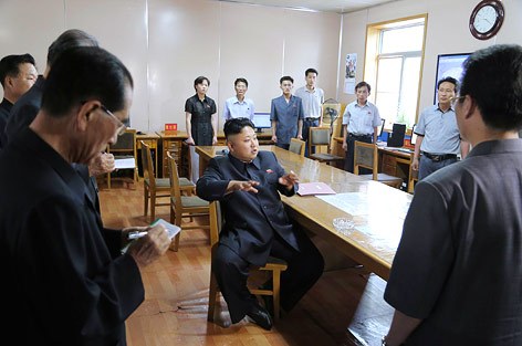 Der nordkoreanischer Diktator Kim Jong Un gibt den Metereologen Anweisungen
