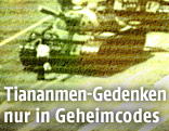 Historische Aufnahme des chinesischen Demonstranten, der sich auf dem Tiananmen-Platz vor mehrere Panzer stellt