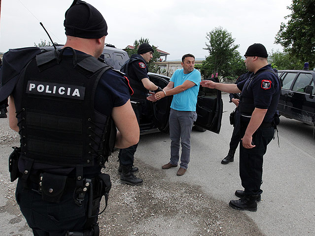 © APA/AP/Hektor Pustina Albanische Polizeibeamte